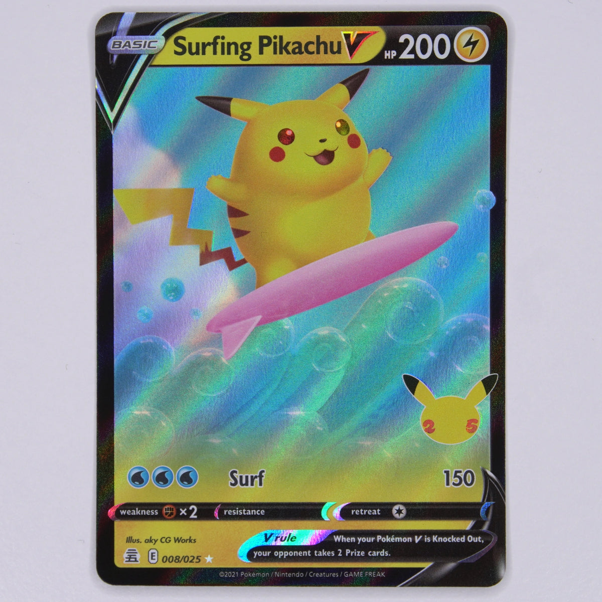 Vorderseite von Surfing Pikachu V 008/025 Rare Holo V aus Celebrations in Near Mint
